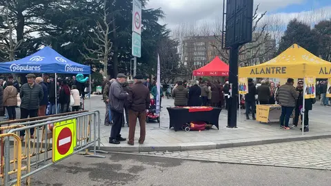 El rastro dominical de Papalaguinda se ha convertido en uno de los principales puntos de contacto entre partidos políticos y ciudadanía en León. Por segundo domingo consecutivo, representantes de distintas formaciones recorrieron los puestos del mercadillo para conversar con vecinos, repartir propaganda electoral y presentar sus propuestas en un espacio que cada semana reúne a miles de visitantes. Fotos: A.F. Reca