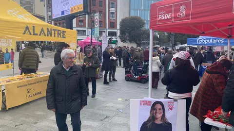 El rastro dominical de Papalaguinda se ha convertido en uno de los principales puntos de contacto entre partidos políticos y ciudadanía en León. Por segundo domingo consecutivo, representantes de distintas formaciones recorrieron los puestos del mercadillo para conversar con vecinos, repartir propaganda electoral y presentar sus propuestas en un espacio que cada semana reúne a miles de visitantes. Fotos: A.F. Reca
