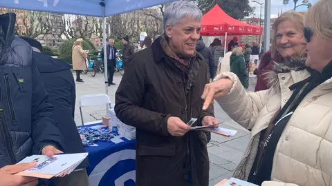 El rastro dominical de Papalaguinda se ha convertido en uno de los principales puntos de contacto entre partidos políticos y ciudadanía en León. Por segundo domingo consecutivo, representantes de distintas formaciones recorrieron los puestos del mercadillo para conversar con vecinos, repartir propaganda electoral y presentar sus propuestas en un espacio que cada semana reúne a miles de visitantes. Fotos: A.F. Reca