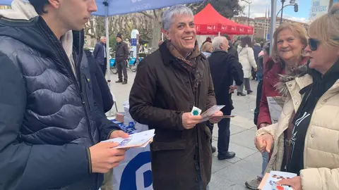 El rastro dominical de Papalaguinda se ha convertido en uno de los principales puntos de contacto entre partidos políticos y ciudadanía en León. Por segundo domingo consecutivo, representantes de distintas formaciones recorrieron los puestos del mercadillo para conversar con vecinos, repartir propaganda electoral y presentar sus propuestas en un espacio que cada semana reúne a miles de visitantes. Fotos: A.F. Reca