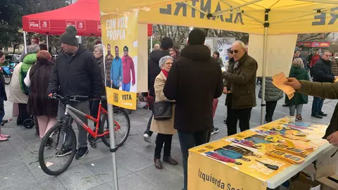 El rastro dominical de Papalaguinda se ha convertido en uno de los principales puntos de contacto entre partidos políticos y ciudadanía en León. Por segundo domingo consecutivo, representantes de distintas formaciones recorrieron los puestos del mercadillo para conversar con vecinos, repartir propaganda electoral y presentar sus propuestas en un espacio que cada semana reúne a miles de visitantes. Fotos: A.F. Reca