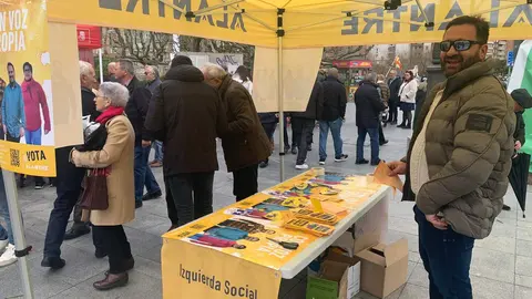 El rastro dominical de Papalaguinda se ha convertido en uno de los principales puntos de contacto entre partidos políticos y ciudadanía en León. Por segundo domingo consecutivo, representantes de distintas formaciones recorrieron los puestos del mercadillo para conversar con vecinos, repartir propaganda electoral y presentar sus propuestas en un espacio que cada semana reúne a miles de visitantes. Fotos: A.F. Reca