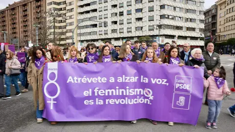 La vicesecretaria general del PSOE de Castilla y León y candidata por León a las Cortes, Nuria Rubio, asiste a la manifestación del 8M en León.