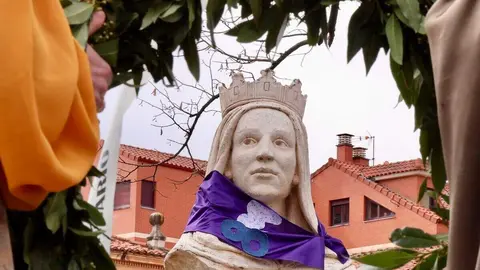 La Federación de Vecinos Rey Ordoño de León homenajea a la reina Urraca I, en el 900 aniversario de su muerte, bajo el título 'Por Urraca y todo su reino'. Foto: Campillo.