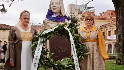 La Federación de Vecinos Rey Ordoño de León homenajea a la reina Urraca I, en el 900 aniversario de su muerte, bajo el título 'Por Urraca y todo su reino'. Foto: Campillo.