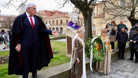 La Federación de Vecinos Rey Ordoño de León homenajea a la reina Urraca I, en el 900 aniversario de su muerte, bajo el título 'Por Urraca y todo su reino'. Foto: Campillo.