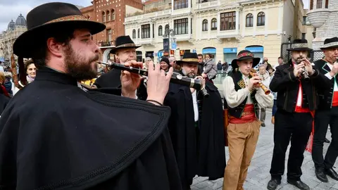 La Federación de Vecinos Rey Ordoño de León homenajea a la reina Urraca I, en el 900 aniversario de su muerte, bajo el título 'Por Urraca y todo su reino'. Foto: Campillo.