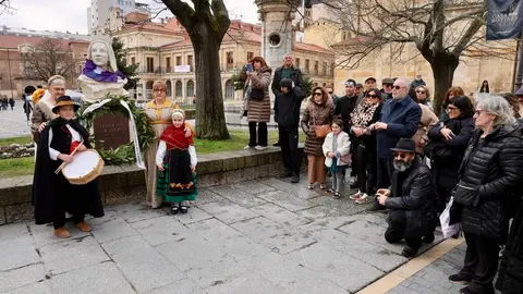 La Federación de Vecinos Rey Ordoño de León homenajea a la reina Urraca I, en el 900 aniversario de su muerte, bajo el título 'Por Urraca y todo su reino'. Foto: Campillo.