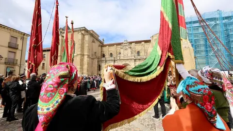 La Federación de Vecinos Rey Ordoño de León homenajea a la reina Urraca I, en el 900 aniversario de su muerte, bajo el título 'Por Urraca y todo su reino'. Foto: Campillo.