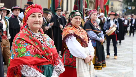 La Federación de Vecinos Rey Ordoño de León homenajea a la reina Urraca I, en el 900 aniversario de su muerte, bajo el título 'Por Urraca y todo su reino'. Foto: Campillo.