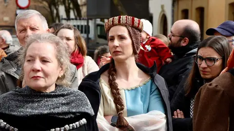 La Federación de Vecinos Rey Ordoño de León homenajea a la reina Urraca I, en el 900 aniversario de su muerte, bajo el título 'Por Urraca y todo su reino'. Foto: Campillo.