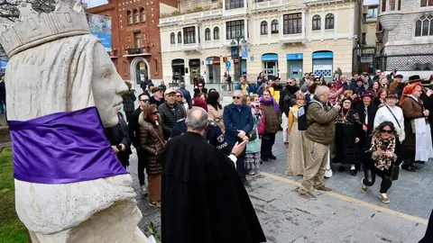 La Federación de Vecinos Rey Ordoño de León homenajea a la reina Urraca I, en el 900 aniversario de su muerte, bajo el título 'Por Urraca y todo su reino'. Foto: Campillo.