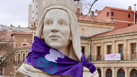 La Federación de Vecinos Rey Ordoño de León homenajea a la reina Urraca I, en el 900 aniversario de su muerte, bajo el título 'Por Urraca y todo su reino'. Foto: Campillo.