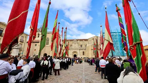 La Federación de Vecinos Rey Ordoño de León homenajea a la reina Urraca I, en el 900 aniversario de su muerte, bajo el título 'Por Urraca y todo su reino'. Foto: Campillo.