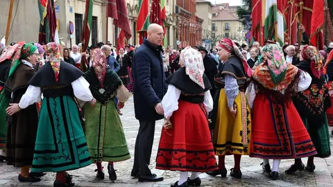 La Federación de Vecinos Rey Ordoño de León homenajea a la reina Urraca I, en el 900 aniversario de su muerte, bajo el título 'Por Urraca y todo su reino'. Foto: Campillo.