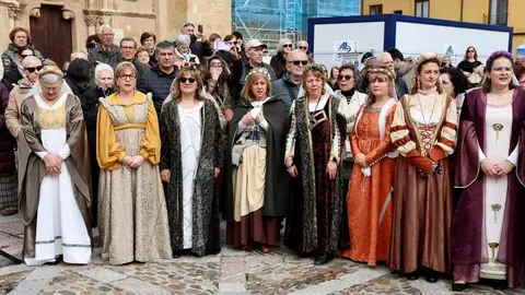 La Federación de Vecinos Rey Ordoño de León homenajea a la reina Urraca I, en el 900 aniversario de su muerte, bajo el título 'Por Urraca y todo su reino'. Foto: Campillo.