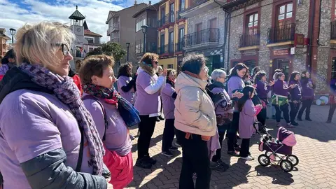 Vecinos de La Robla participaron en la Marcha por la Igualdad, que partió desde la Plaza de la Constitución y recorrió diversas calles del municipio, con pancartas, tambores y un gran lazo morado.
