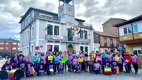 Vecinos de La Robla participaron en la Marcha por la Igualdad, que partió desde la Plaza de la Constitución y recorrió diversas calles del municipio, con pancartas, tambores y un gran lazo morado.