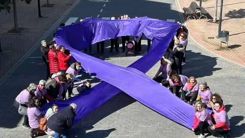 Vecinos de La Robla participaron en la Marcha por la Igualdad, que partió desde la Plaza de la Constitución y recorrió diversas calles del municipio, con pancartas, tambores y un gran lazo morado.