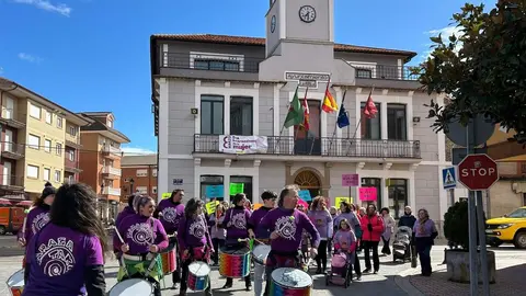 Vecinos de La Robla participaron en la Marcha por la Igualdad, que partió desde la Plaza de la Constitución y recorrió diversas calles del municipio, con pancartas, tambores y un gran lazo morado.