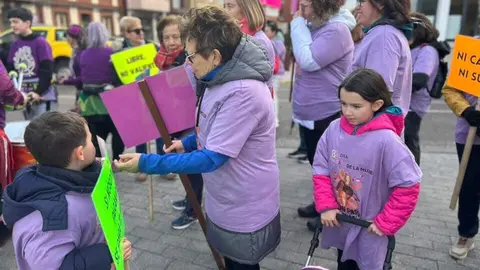Vecinos de La Robla participaron en la Marcha por la Igualdad, que partió desde la Plaza de la Constitución y recorrió diversas calles del municipio, con pancartas, tambores y un gran lazo morado.