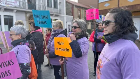 Vecinos de La Robla participaron en la Marcha por la Igualdad, que partió desde la Plaza de la Constitución y recorrió diversas calles del municipio, con pancartas, tambores y un gran lazo morado.