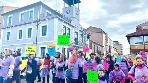 Vecinos de La Robla participaron en la Marcha por la Igualdad, que partió desde la Plaza de la Constitución y recorrió diversas calles del municipio, con pancartas, tambores y un gran lazo morado.