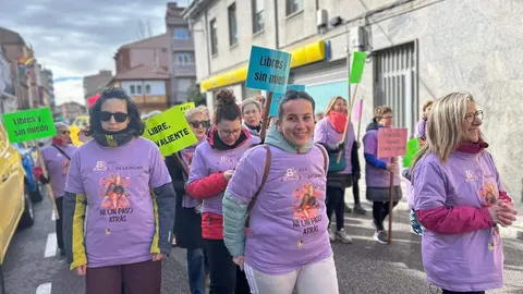 Vecinos de La Robla participaron en la Marcha por la Igualdad, que partió desde la Plaza de la Constitución y recorrió diversas calles del municipio, con pancartas, tambores y un gran lazo morado.