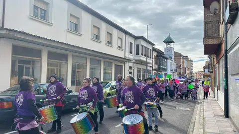 Vecinos de La Robla participaron en la Marcha por la Igualdad, que partió desde la Plaza de la Constitución y recorrió diversas calles del municipio, con pancartas, tambores y un gran lazo morado.