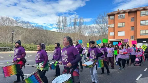 Vecinos de La Robla participaron en la Marcha por la Igualdad, que partió desde la Plaza de la Constitución y recorrió diversas calles del municipio, con pancartas, tambores y un gran lazo morado.