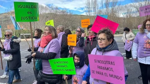 Vecinos de La Robla participaron en la Marcha por la Igualdad, que partió desde la Plaza de la Constitución y recorrió diversas calles del municipio, con pancartas, tambores y un gran lazo morado.