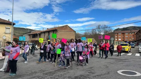Vecinos de La Robla participaron en la Marcha por la Igualdad, que partió desde la Plaza de la Constitución y recorrió diversas calles del municipio, con pancartas, tambores y un gran lazo morado.
