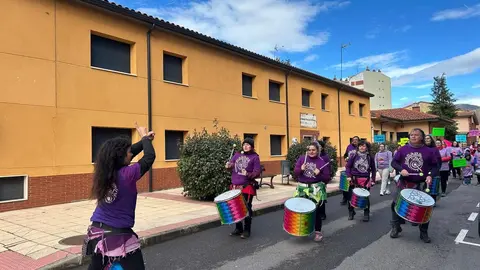 Vecinos de La Robla participaron en la Marcha por la Igualdad, que partió desde la Plaza de la Constitución y recorrió diversas calles del municipio, con pancartas, tambores y un gran lazo morado.