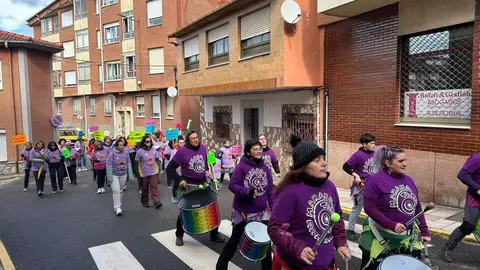 Vecinos de La Robla participaron en la Marcha por la Igualdad, que partió desde la Plaza de la Constitución y recorrió diversas calles del municipio, con pancartas, tambores y un gran lazo morado.