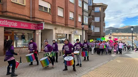 Vecinos de La Robla participaron en la Marcha por la Igualdad, que partió desde la Plaza de la Constitución y recorrió diversas calles del municipio, con pancartas, tambores y un gran lazo morado.