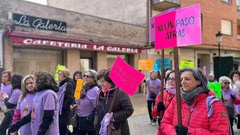 Vecinos de La Robla participaron en la Marcha por la Igualdad, que partió desde la Plaza de la Constitución y recorrió diversas calles del municipio, con pancartas, tambores y un gran lazo morado.