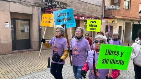Vecinos de La Robla participaron en la Marcha por la Igualdad, que partió desde la Plaza de la Constitución y recorrió diversas calles del municipio, con pancartas, tambores y un gran lazo morado.