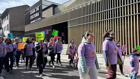 Vecinos de La Robla participaron en la Marcha por la Igualdad, que partió desde la Plaza de la Constitución y recorrió diversas calles del municipio, con pancartas, tambores y un gran lazo morado.