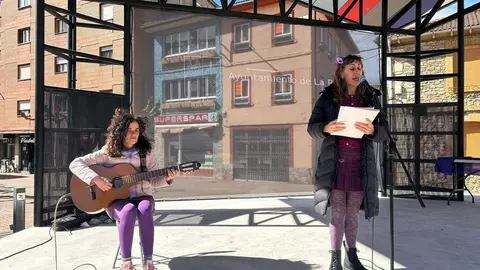 Vecinos de La Robla participaron en la Marcha por la Igualdad, que partió desde la Plaza de la Constitución y recorrió diversas calles del municipio, con pancartas, tambores y un gran lazo morado.