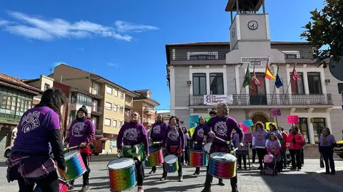 Vecinos de La Robla participaron en la Marcha por la Igualdad, que partió desde la Plaza de la Constitución y recorrió diversas calles del municipio, con pancartas, tambores y un gran lazo morado.