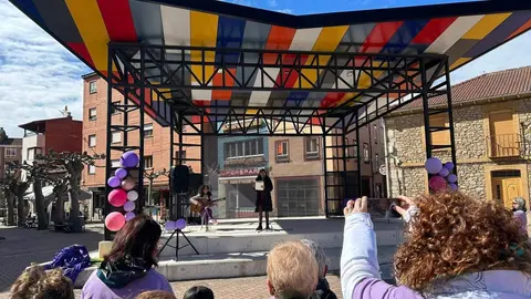 Vecinos de La Robla participaron en la Marcha por la Igualdad, que partió desde la Plaza de la Constitución y recorrió diversas calles del municipio, con pancartas, tambores y un gran lazo morado.