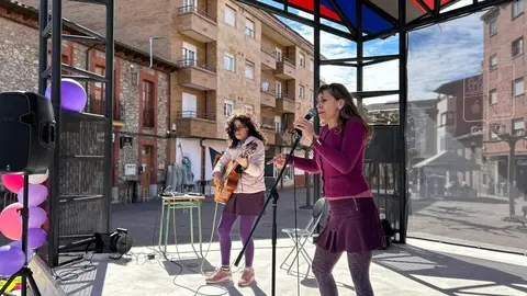 Vecinos de La Robla participaron en la Marcha por la Igualdad, que partió desde la Plaza de la Constitución y recorrió diversas calles del municipio, con pancartas, tambores y un gran lazo morado.
