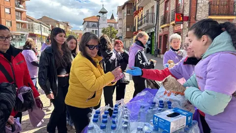 Vecinos de La Robla participaron en la Marcha por la Igualdad, que partió desde la Plaza de la Constitución y recorrió diversas calles del municipio, con pancartas, tambores y un gran lazo morado.