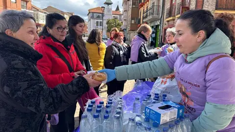 Vecinos de La Robla participaron en la Marcha por la Igualdad, que partió desde la Plaza de la Constitución y recorrió diversas calles del municipio, con pancartas, tambores y un gran lazo morado.