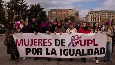León ha vuelto a convertirse este 8 de marzo en escenario de una amplia movilización con motivo del Día Internacional de la Mujer, con una manifestación impulsada por la Comisión 8M León que ha reunido a cientos de participantes, en su mayoría mujeres, en una marcha que ha recorrido el centro de la capital. Fotos: Jesús GG.
