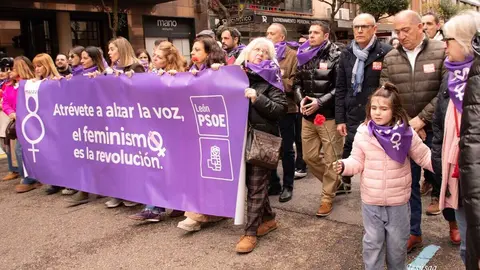 León ha vuelto a convertirse este 8 de marzo en escenario de una amplia movilización con motivo del Día Internacional de la Mujer, con una manifestación impulsada por la Comisión 8M León que ha reunido a cientos de participantes, en su mayoría mujeres, en una marcha que ha recorrido el centro de la capital. Fotos: Jesús GG.