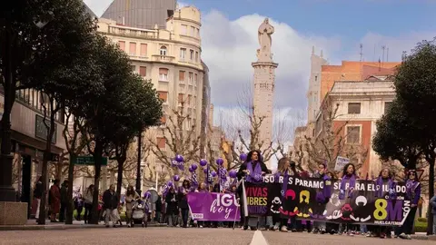 León ha vuelto a convertirse este 8 de marzo en escenario de una amplia movilización con motivo del Día Internacional de la Mujer, con una manifestación impulsada por la Comisión 8M León que ha reunido a cientos de participantes, en su mayoría mujeres, en una marcha que ha recorrido el centro de la capital. Fotos: Jesús GG.