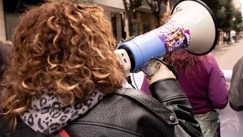 León ha vuelto a convertirse este 8 de marzo en escenario de una amplia movilización con motivo del Día Internacional de la Mujer, con una manifestación impulsada por la Comisión 8M León que ha reunido a cientos de participantes, en su mayoría mujeres, en una marcha que ha recorrido el centro de la capital. Fotos: Jesús GG.