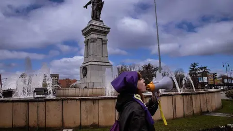 León ha vuelto a convertirse este 8 de marzo en escenario de una amplia movilización con motivo del Día Internacional de la Mujer, con una manifestación impulsada por la Comisión 8M León que ha reunido a cientos de participantes, en su mayoría mujeres, en una marcha que ha recorrido el centro de la capital. Fotos: Jesús GG.