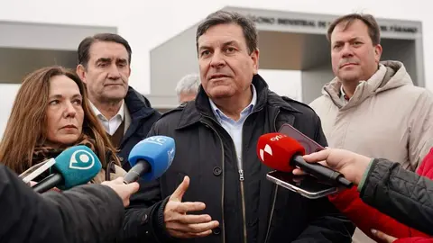 La candidata del PP de León a las Cortes, María José Álvarez Casais, visita el polígono industrial de Villadangos del Páramo, junto al consejero de Economía y Hacienda, Carlos Fernández Carriedo y el presidente provincial del partido, Juan Carlos Suárez-Quiñones. Foto: Campillo.